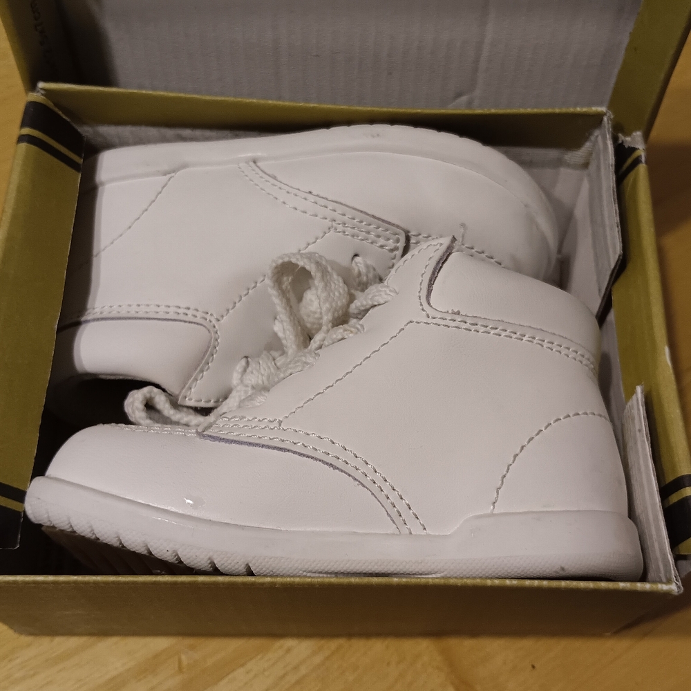 White Unisex Baby Shoes 5 EUC - Picture 4 of 5
